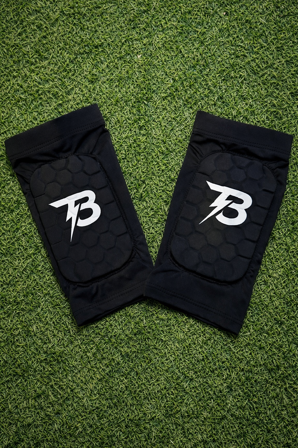 Kompressions-Fußballschienbeinschoner T3 – Schwarz &amp; Weiß – Größen S bis XL